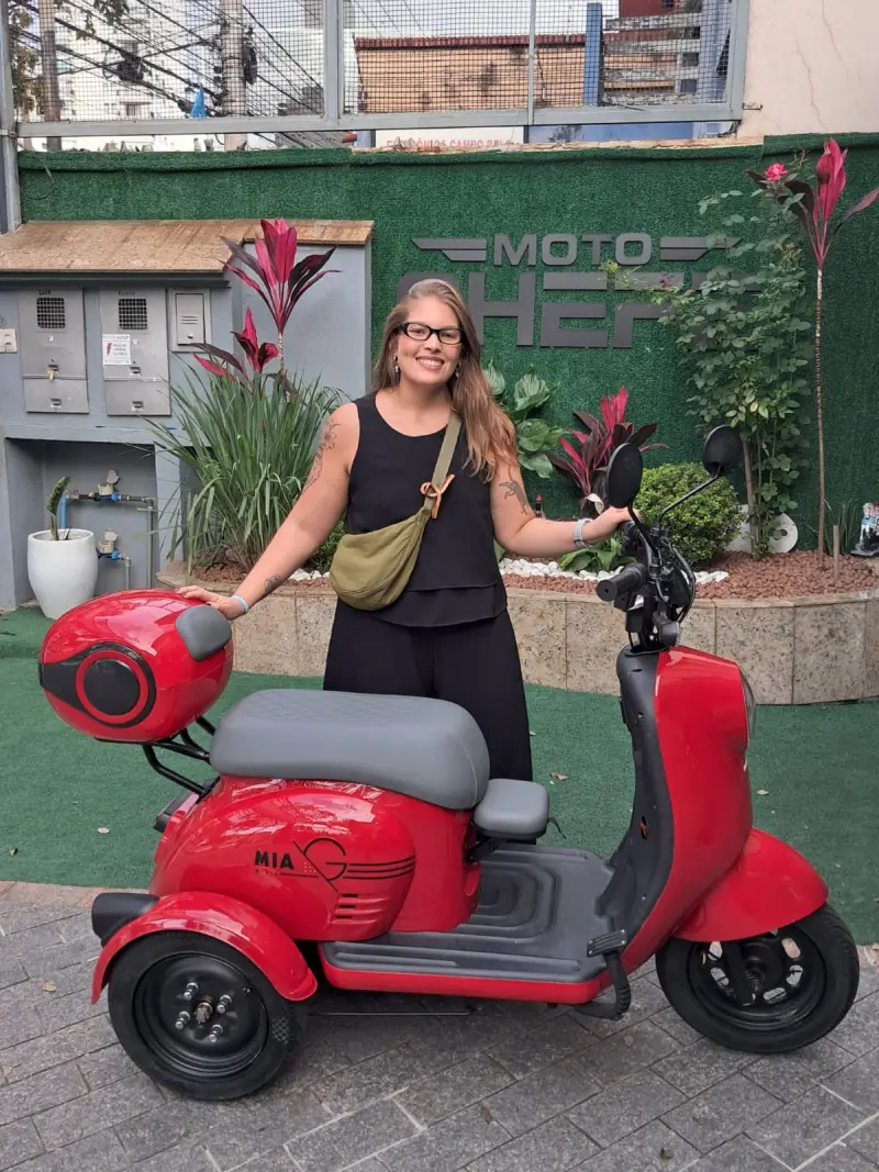 Cliente da MotoChefe São Paulo com a moto elétrica