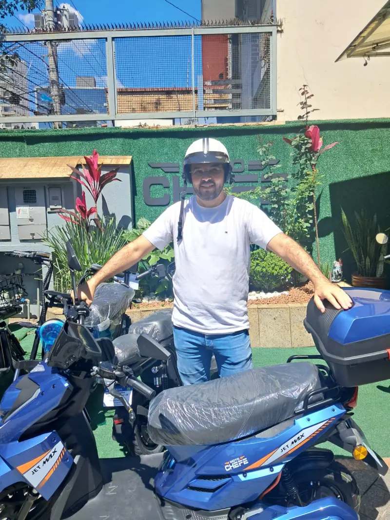 Cliente da MotoChefe São Paulo com a moto elétrica