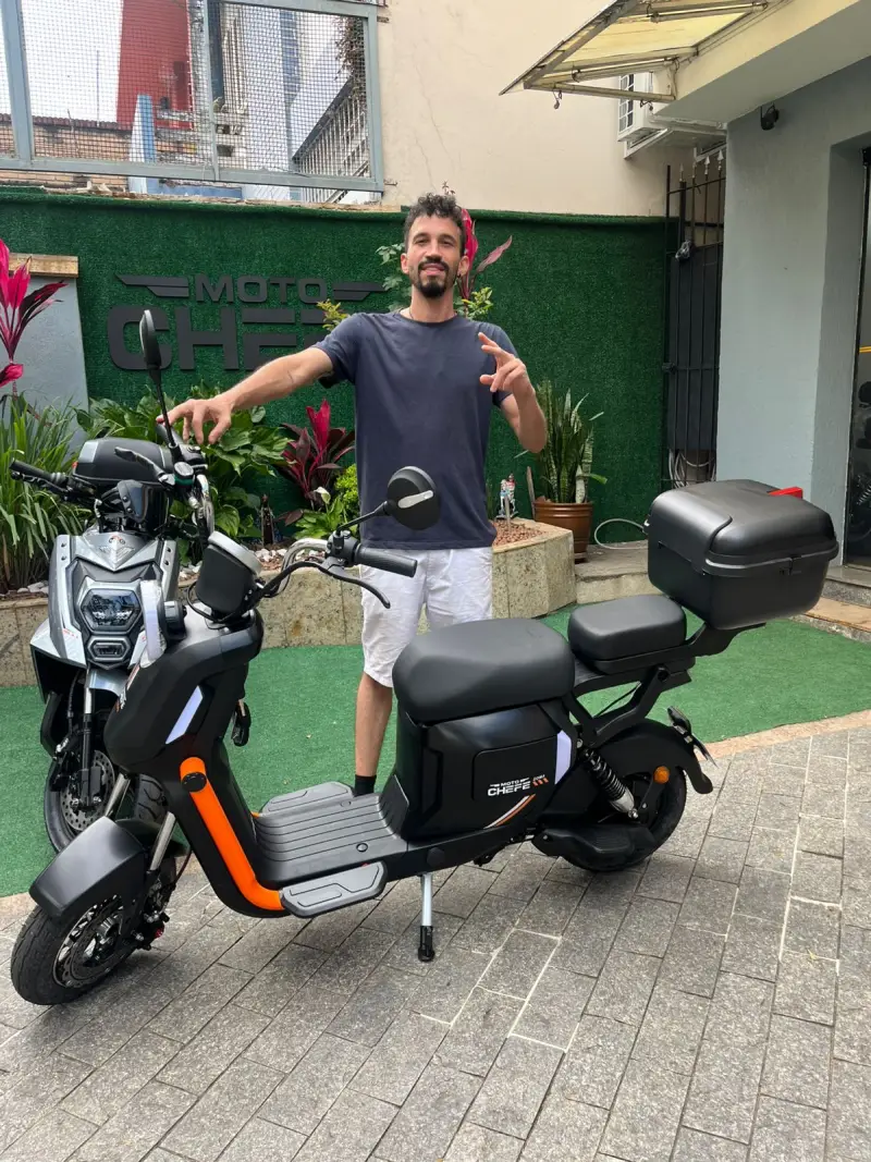 Cliente da MotoChefe São Paulo com a moto elétrica