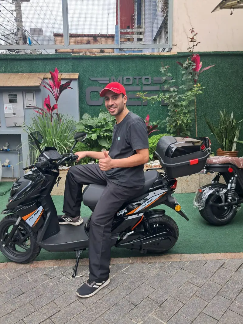 Cliente da MotoChefe São Paulo com a moto elétrica