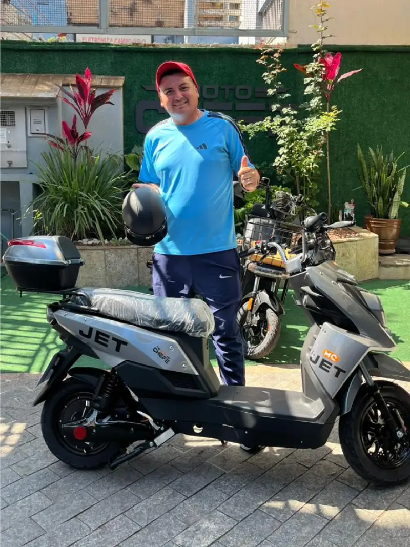 Cliente da MotoChefe São Paulo com a moto elétrica