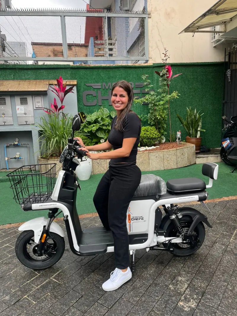 Cliente da MotoChefe São Paulo com a moto elétrica