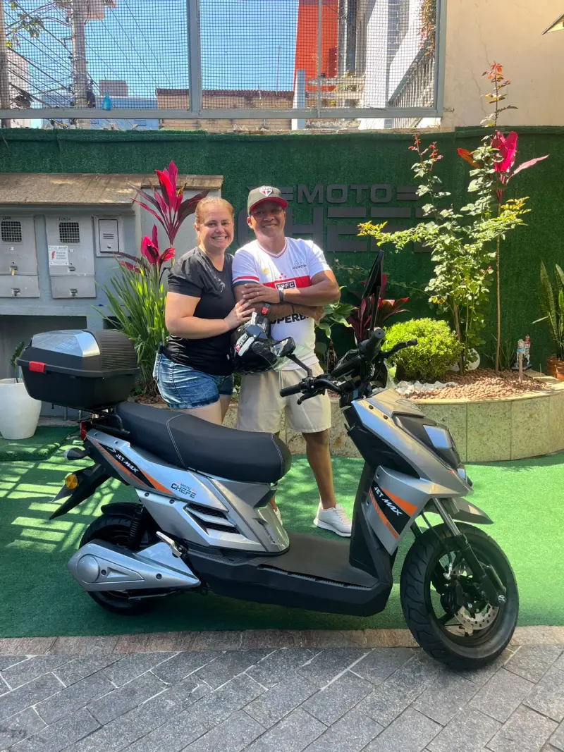 Cliente da MotoChefe São Paulo com a moto elétrica