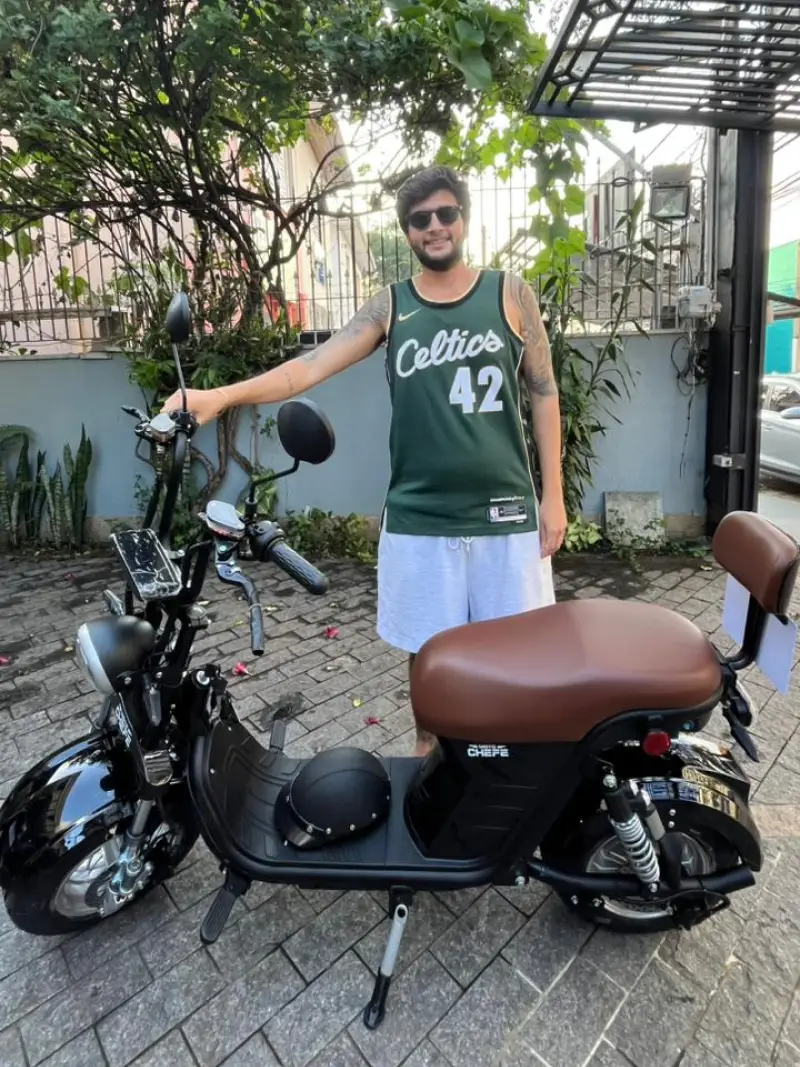 Cliente da MotoChefe São Paulo com a moto elétrica