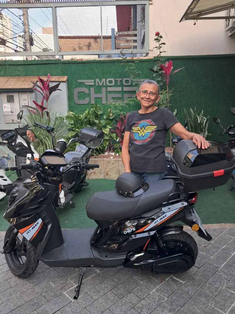Cliente da MotoChefe São Paulo com a moto elétrica