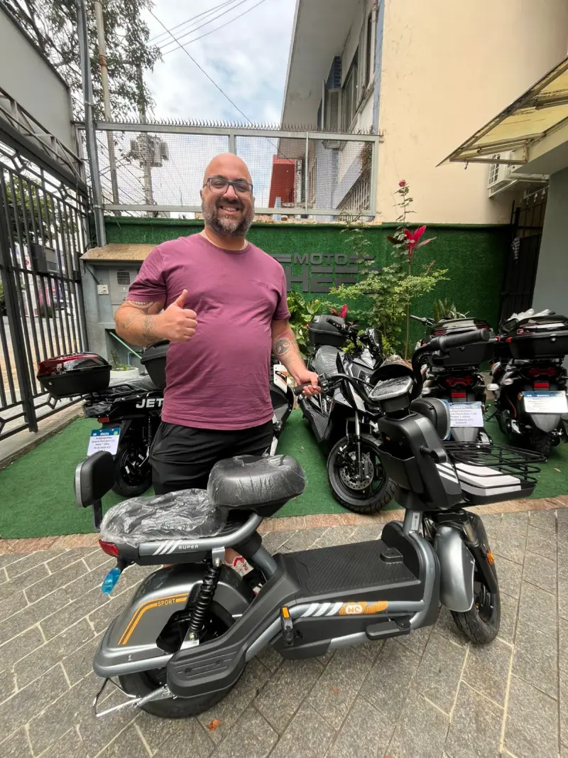 Cliente da MotoChefe São Paulo com a moto elétrica