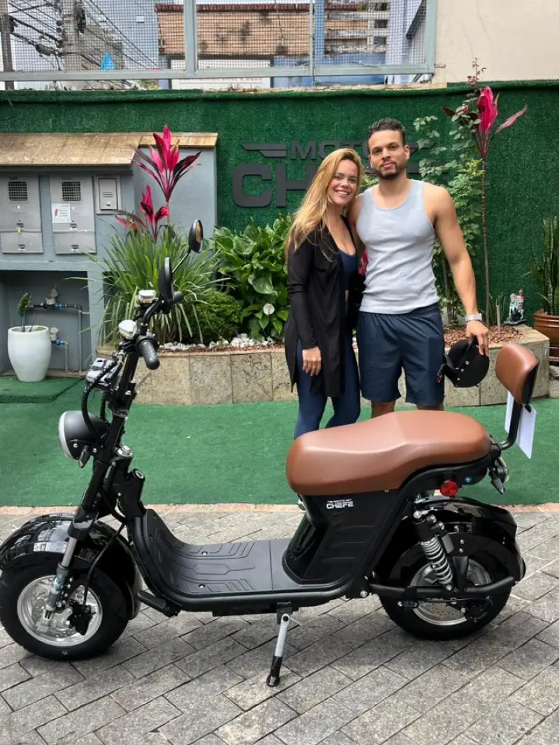 Cliente da MotoChefe São Paulo com a moto elétrica