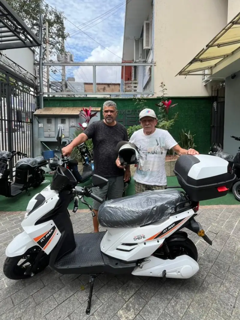 Cliente da MotoChefe São Paulo com a moto elétrica