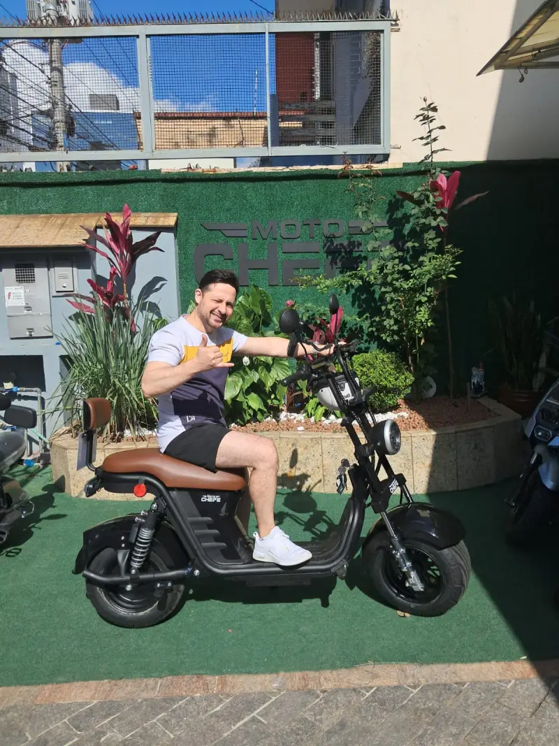 Cliente da MotoChefe São Paulo com a moto elétrica